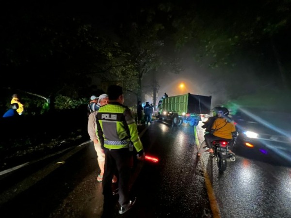 Kecelakaan: Polisi melakukan olah TKP kasus kecelakaan minibus Grandmax masuk jurang di Silaingbawah, Padangpanjang, Selasa (19/9) malam.(Humas Polres Padangpanjang)