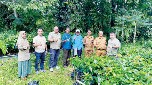 EKONOMIS: Pj Wali Nagari Lubukgadang Tenggara Syahrizal dan Camat Sangir Abul Abas bersama pihak TNKS usai menyerahkan secara simbolis bibit alpukat, beberapa waktu lalu.(ARDI/PADEK)