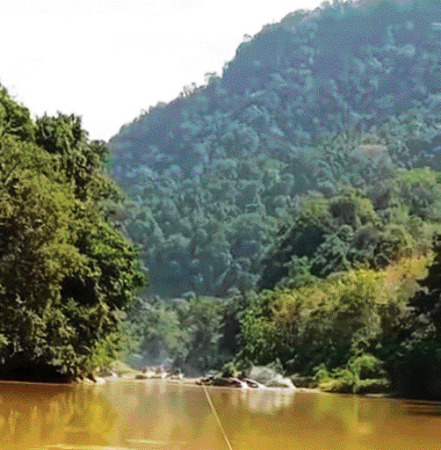MENGKHAWATIRKAN: Penampakan air sungai Batang Kuantan yang keruh, diduga kembali tercemar.(IST)