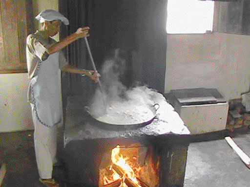 KINCAH GALAMAI: Seorang warga mengincah galamai di sebuah dapur usaha pembuatan galamai di Parikrantang, Payakumbuh Barat. Galamai adalah makanan khas Payakumbuh yang kaya filosofi dan menjadi saksi sejarah lahirnya kota ini. (Kanan) Galamai yang sudah di