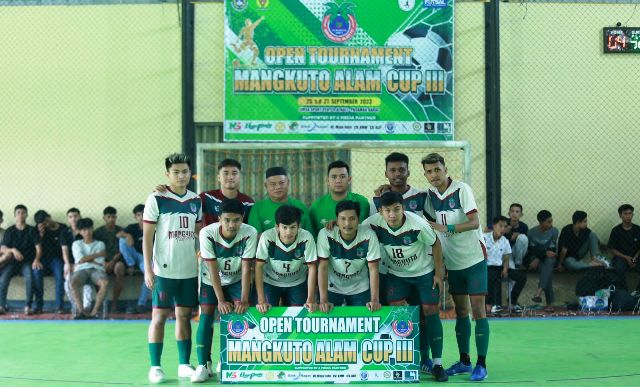 Ketua Panitia Open Turnamen Mangkuto Alam Cup lll foto bersama H Maharsal Indra SH, sang Owner Mangkuto Alam FC dan tim.