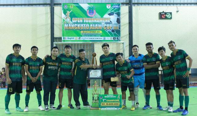 Maharsal Indra, Owner Mangkuto Alam FC menyerahkan Tropy Juara Satu pada Open Turnamen Mangkuto Alam Cup lll yang diraih Tim asal Pasbar.