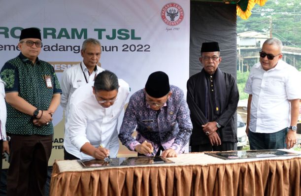 Direktur Supply Chain SIG Yosviandri dan Wako Padang Hendri Septa menandatangani prasasti tanda peresmian Masjid Raya Nurul Hidayah, Batu Gadang, Luki. Disaksikan Sekdako Andree Harmardi Algamar, Dirut PT Semen Padang Asri Mukhtar Dt Tumangguang Basa, Ket