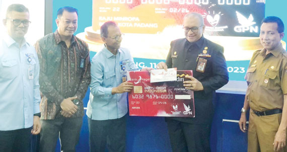 SIMBOLIS: Sekko Padang Andree Algamar menerima secara simbolis KKPD dari Pemimpin Divisi Dana dan Treasury Bank Nagari Kantor Pusat Roni Edrian, Senin (11/9).(IST)