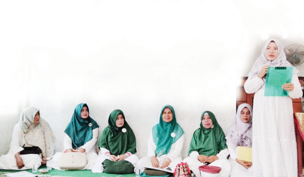 ARAHAN: Ketua MTI Padang, Rosniati Hakim, memberikan sambutan jelang dimulainya pengajian yang mengusung tema ”Politik Menurut Hukum Islam”, di Musala Kelurahan Limau Manis Selatan, pada Minggu (17/9).(IST)