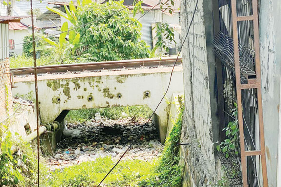 DITUMPUKI SAMPAH: Kondisi saluran drainase di daerah Tabing, Kecamatan Kototangah, yang dipenuhi sampah, beberapa waktu lalu.(IST)