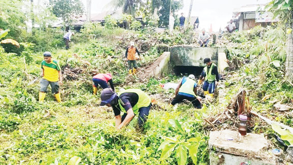 BERSIH-BERSIH: Pembersihan saluran sekunder di Tanjungberok, Kecamatan Nanggalo, kemarin.(IST)