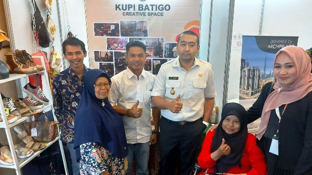Wagub Sumbar Audy Joinaldy dan Sari Lenggogeni berpose bersama Silvia Piobang di Stand Kupi Batigo Creative Space di arena Pameran Produk UMKM, WIES 2023 di Hotel Pangerans Beach Padang, Rabu (6/9/2023).