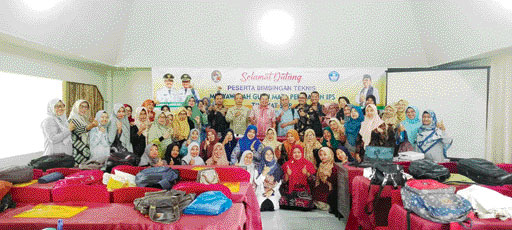SATUKAN TEKAD: Para guru yang tergabung dalam MGMP IPS terlihat bersemangat usai mengikuti Bimtek.(IST)