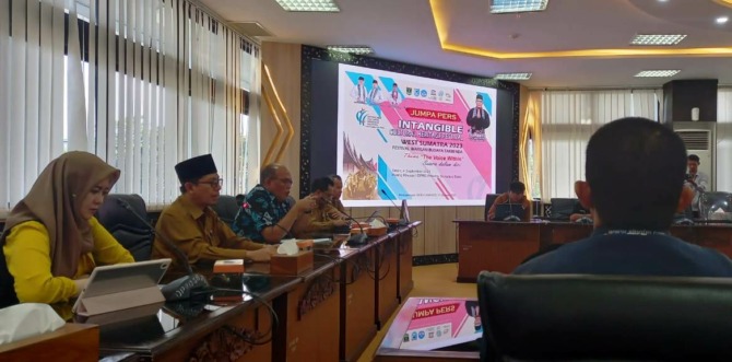 Ketua DPRD Sumbar Supardi, Kadisbud Sumbar Syaifullah saat konferensi pers Festival Warisan Budaya Takbenda, di Gedung DPRD Sumbar, Senin (4/9/2023)