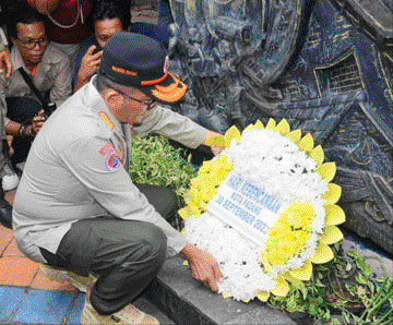 MENGENANG: Wako Padang Hendri Septa meletakkan karangan bunga di Monumen Korban Gempa, Sabtu (30/9).(IST)