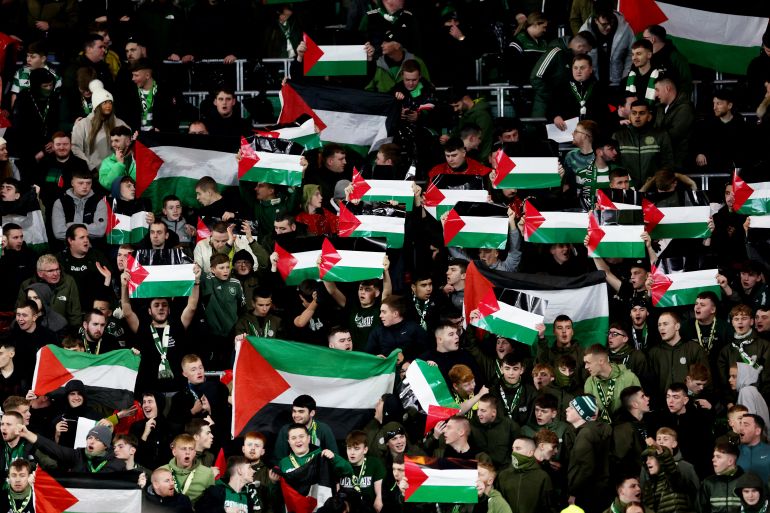 Suporter Celtic mengibarkan bendera Palestina meskipun ada arahan dari klub untuk tidak memasang bendera dan spanduk terkait konflik Israel-Palestina. [Foto: Russell Cheyne/Reuters]