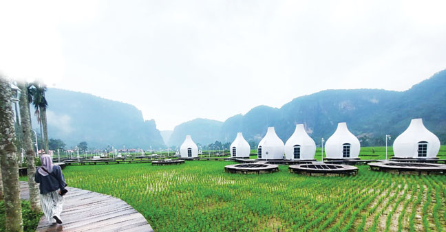 KONSEP BERBEDA: Pengunjung melewati vila dan glamping di Swarnabhumi Harau. Ini adalah destinasi wisata baru di kawasan Lembah Harau, Limapuluh Kota yang mengusung konsep selfie, resto, dan stay.(IST)