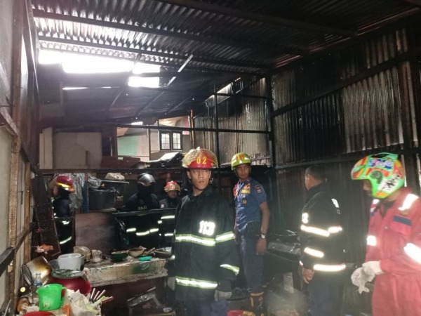 BERJIBAKU: Personel Dinas Damkar Kota Padang memadamkan api yang nyaris menghanguskan satu unit toko di Jalan Zamrud Raya RT 004 RW 006, Kelurahan Pagambiran Ampalu Nan XX, Kecamatan Lubukbegalung, nyaris ludes dilahap si jago merah, Minggu (8/10).(IST)