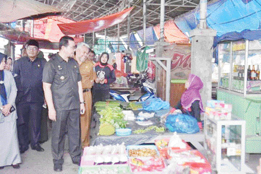 GENJOT EKONOMI DAERAH: Pj Wali Kota Sawahlunto, Zefnihan, bersama pimpinan DPRD melakukan kunjungan ke Pasar Sawahlunto dan kawasan Silo, Senin (9/10).(IST)