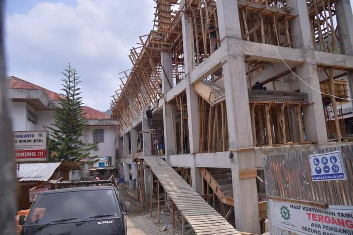 DIKEBUT: Pembangunan gedung baru IGD dan Radiologi RSUD Kota Sawahlunto terus dikebut pengerjaannya, kemarin.(IST)