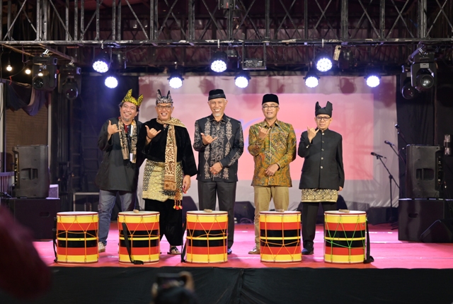 Pembukaan ICHF 2023 di Kota Payakumbuh dilakukan Gubernur Sumbar Mahyeldi, didampingi Ketua DPRD Sumbar Supardi SH, Kadisbud Sumbar Syaifullah, dan Direktur Festival S Metron Masdison SS, Kamis malam (12/10/2023).