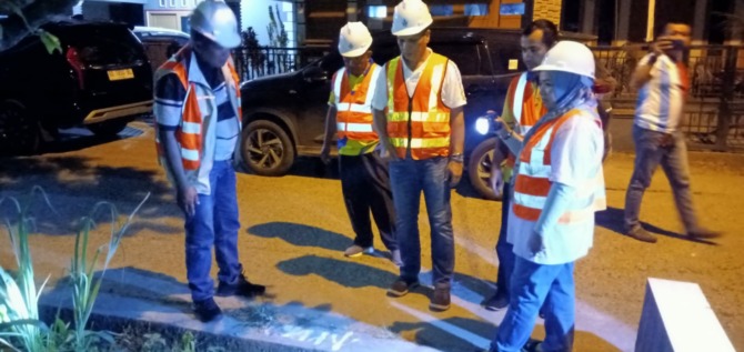 Dirum Perumda Air Minum Kota Padang Afrizal bersama Anggota Dewas Effendi, Manajer Distribusi Jamaris dan tim Sweeping tinjau kondisi perpipaan di kawasan pemukiman, Gunung Pangilun.