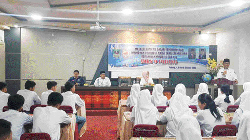 PESAN : Siswa SMKN 9 Padang mendengarkan arahan dari Kadisdik Sumbar, Barlius saat membuka kegiatan LDK di SMKN 9 Padang di Edotel SMK, Rabu (4/10).(DOK SMK)