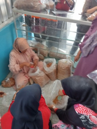 RAMAI: Sejumlah ibu-ibu mengantre di bangsal pascapanen Keltan Muaro Danau Diatas untuk membeli olahan bawang merah.(IST)