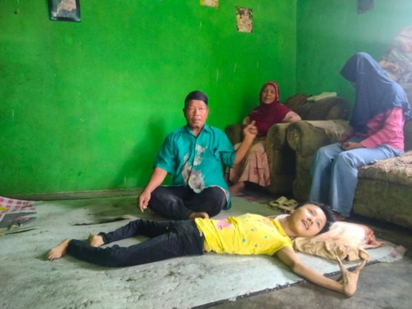 Kondisi tempat tidur Amanda Putri sebelum menerima bantuan bed rawatan dari RSUP M Djamil Padang.