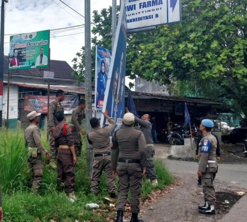 DILARANG: Penertiban sejumlah reklame termasuk alat sosialisasi pemilu oleh petugas Satpol PP Bukittinggi, Rabu (25/10).(RIAN AFDOL/PADANG EKSPRES)