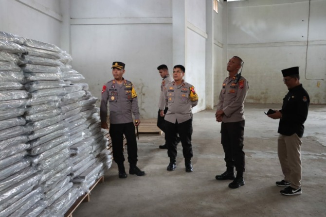 TINJAUAN LAPANGAN: Kapolres Solok AKBP Muari saat mengecek gudang penyimpanan logistik Pemilu 2024, Rabu (25/10).(IST)