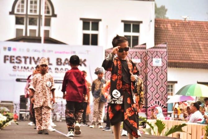 BERBAKAT: Seorang peserta fashion show unjuk kebolehan pada Festival Batik Sumatera Barat di Kota Sawahlunto, Sabtu (7/10).(IST)