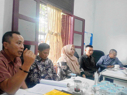 JUMPA PERS: KPU dan Bawaslu Solok Selatan memberikan penjelasan terkait praduga ijazah palsu yang dilaporkan lewat “surat keleng”.(IST)