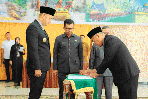 AMANAH: Prosesi pelantikan Endi Nazir jadi Pj. Sekkab Sijunjung di Balairung Lansek Manih Kantor Bupati Sijunjung, kemarin (19/10).(IST)