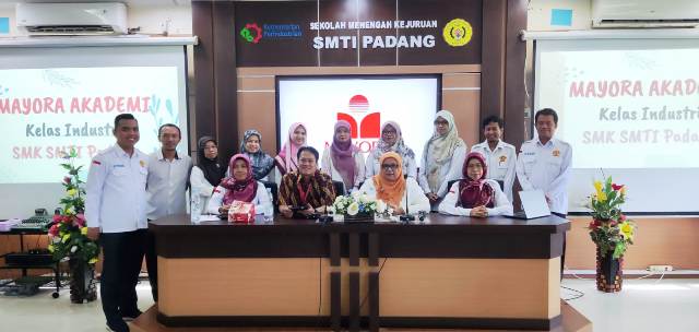 Kinerja Serapan dan Kemitraan Industri, SMK SMTI Padang Terbaik di Indonesia.