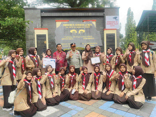 DUKUNGAN : Wali Kota Padang, Hendri Septa didampingi Kepala SMPN 5 Padang, Junaidi serta jajara guru terlihat akrab bersama para siswi SMPN 5 Padang.(IST)