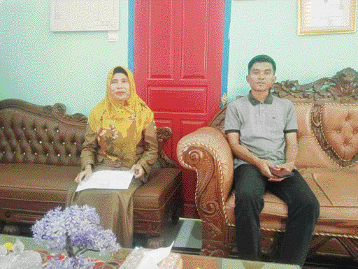 PENUH SEMANGAT: Kepala SMAN 7 Solsel, Mairisna bersama guru pembimbing asrama sekolahnya.(IST)