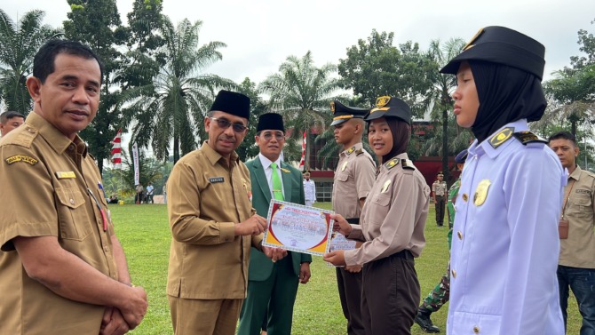 Kepala Dinas Pendidikan Sumbar Barlius didampingi Sekko Padang Andre Algamar, Kacabdin Wilayah II Yul Hardi  dan Pendiri Praja Defi Endri menyerahkan sertifikat penghargaan kepada siswa terbaik Outbound SMA Praja.(IST)
