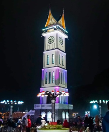 RAMAI: Suasana di Jam Gadang malam hari dipadati pengunjung.(Ig Nolsix for Padek)