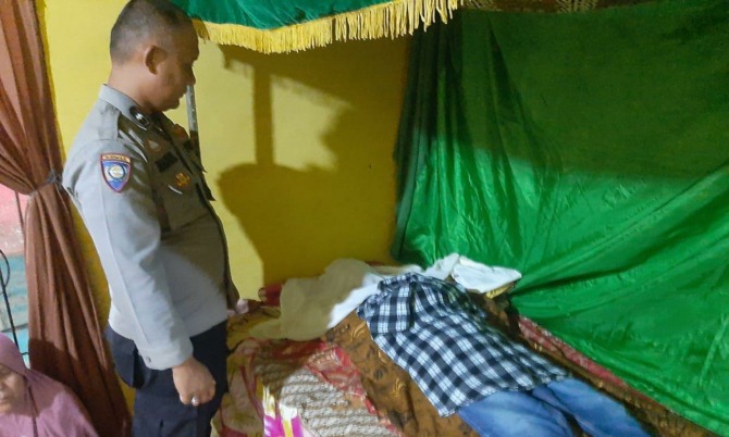 DIDUGA BUNUH DIRI: Jenazah Alex yang diduga gantung diri saat dibaringkan di rumahnya, Sabtu (14/10).(IST)