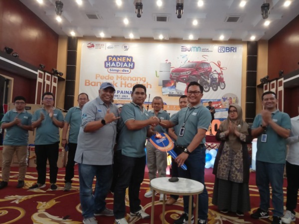 PINCA BRI Painan, serahkan hadiah utama 1 unit Mobil New Ertiga, kepada pemenang Lisna Yarni, yang diterima secara simbolis oleh Kepala Unit Surantih, Refki Yusri.(IST)
