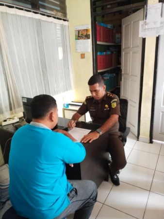 DIAMANKAN: Terpidana kasus korupsi pengadaan lahan ruas tol Padang - Pekanbaru, seksi Kapalohilang, Kabupaten Padangpariaman, Syafrizal Amin saat diamankan Tim Kejaksaan Negeri Pariaman, Selasa kemarin.(IST)