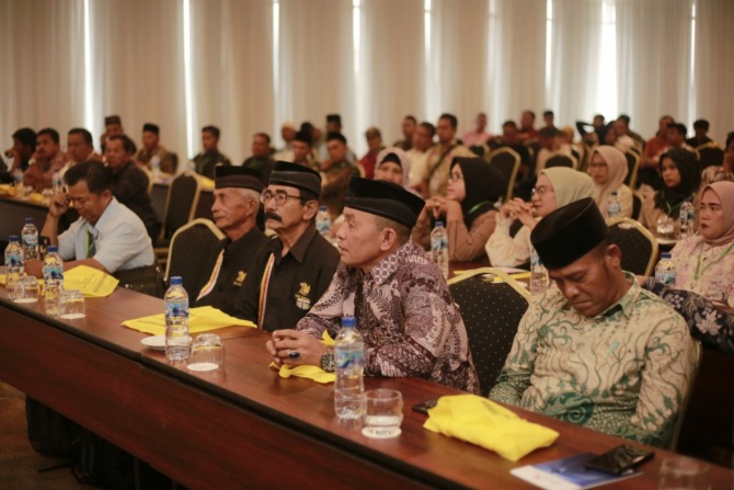 SERIUS: Peserta Bimtek Penguatan Adat dan Budaya Minangkabau tampak fokus mengikuti materi narasumber.(IST)