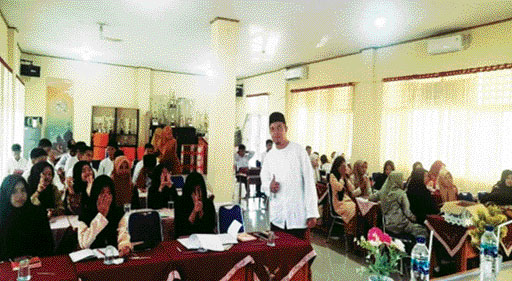 SATUKAN TEKAD: Penulis bersama rekan-rekan guru sepakat agar tatanan adat dan budaya Minangkabau harus dilestarikan.(IST)