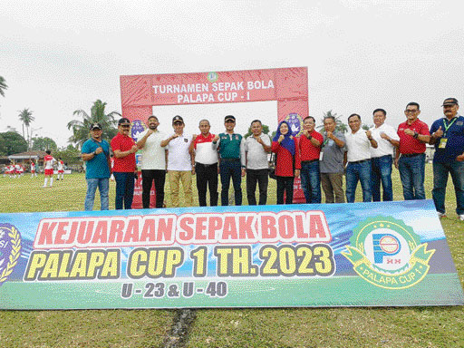 DITABUH: Panitia Turnamen Sepak Bola Palapa Cup l bersama tamu dan undangan selepas pembukaan, Minggu (8/10).(IST)