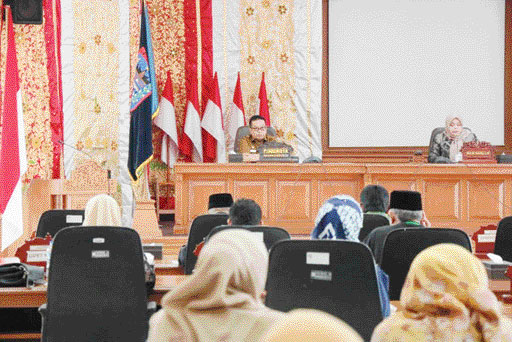 PEMBAHASAN: Pj Wako Payakumbuh Jasman Rizal dan Wakil Ketua DPRD Wulan Denura, menyimak pandangan umum fraksi-fraksi terhadap Ranperda Pajak Daerah dan Retribusi Daerah yang kembali diajukan Pemko Payakumbuh kepada DPRD, Senin (9/10).(IST)