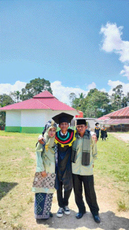 MEMBANGGAKAN: Muhammad Hafiz Al Aziz bersama kedua orangtuanya, Ustad Beni Aziz dan Ustadzah Werni Yesrita.(IST)