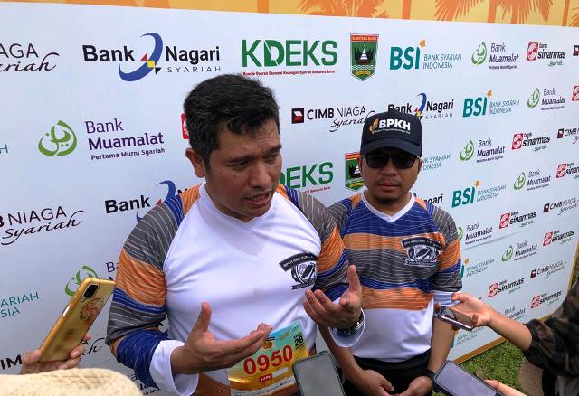 Anggota Badan Pengelola Keuangan Haji (BPKH) Harry Alexander, saat diwawancarai wartawan usai BPKH Hajj Run and Fun Walk Singkarak 2023 di Taman Wisata Tanjung Mutiara, Nagari Batu Taba, Kecamatan Batipuh Selatan, Kabupaten Tanahdatar, Sumatera Barat, Sab