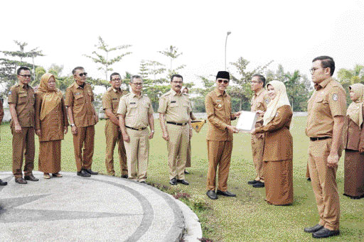PENYERAHAN SK: Bupati Limapuluh Kota, Safaruddin Datuak Bandaro Rajo menyerahkan petikan SK kenaikan pangkat ASN di Pemkab Limapuluh Kota, Selasa (10/10).(IST)