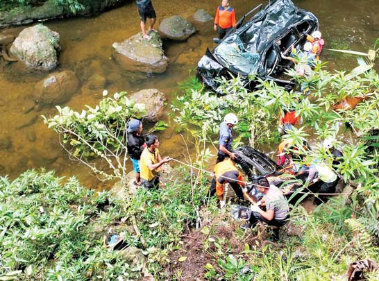 EVAKUASI: Tim SAR Gabungan mengevakuasi korban kecelakaan tunggal di Lubuak Bangku, Jorong Airputih, Nagari Sarilamak, Kecamatan Harau, Kabupaten Limapuluh Kota, kemarin (10/10) pagi. Dalam peristiwa ini, tiga orang dilaporkan meninggal dunia.(IST)