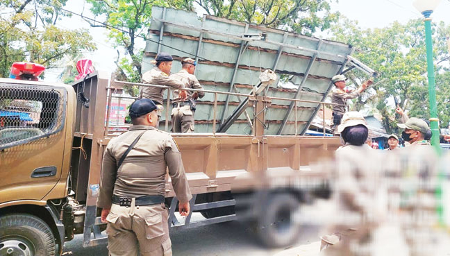 DIBONGKAR: Personel Satpol PP Kota Padang membongkar dan mengamankan lapak PKL yang berdiri di atas trotoar Jalan Tarandam, Kecamatan Padang Timur, Rabu (11/10).(IST)