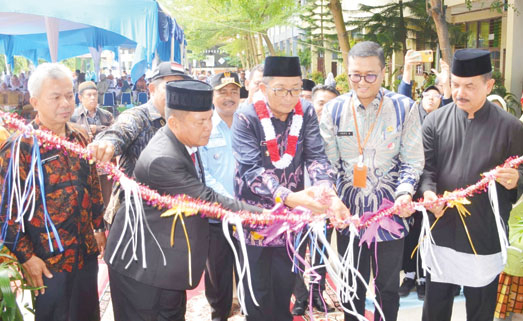 GUNTING PITA: Wali Kota Padang Hendri Septa melakukan gunting pita peresmian RKB di SMPN 13 Padang, kemarin.(IST)