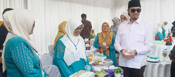 Makanan Bergizi: Wako Erman Safar saat mengunjungi salah satu stan peserta lomba cipta menu B2SA dan masak serba ikan yang digelar di area Jam Gadang, Kamis (12/10).(RIAN AFDOL/PADANG EKSPRES)