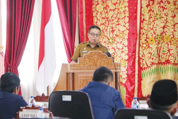 PARIPURNA: Pj Wali Kota Payakumbuh Jasman Rizal saat menjawab pandangan umum Fraksi Partai Golkar, Fraksi NasDem Bintang Perjuangan, dan Fraksi PPP DPRD Payakumbuh, Rabu (12/10).(IST)